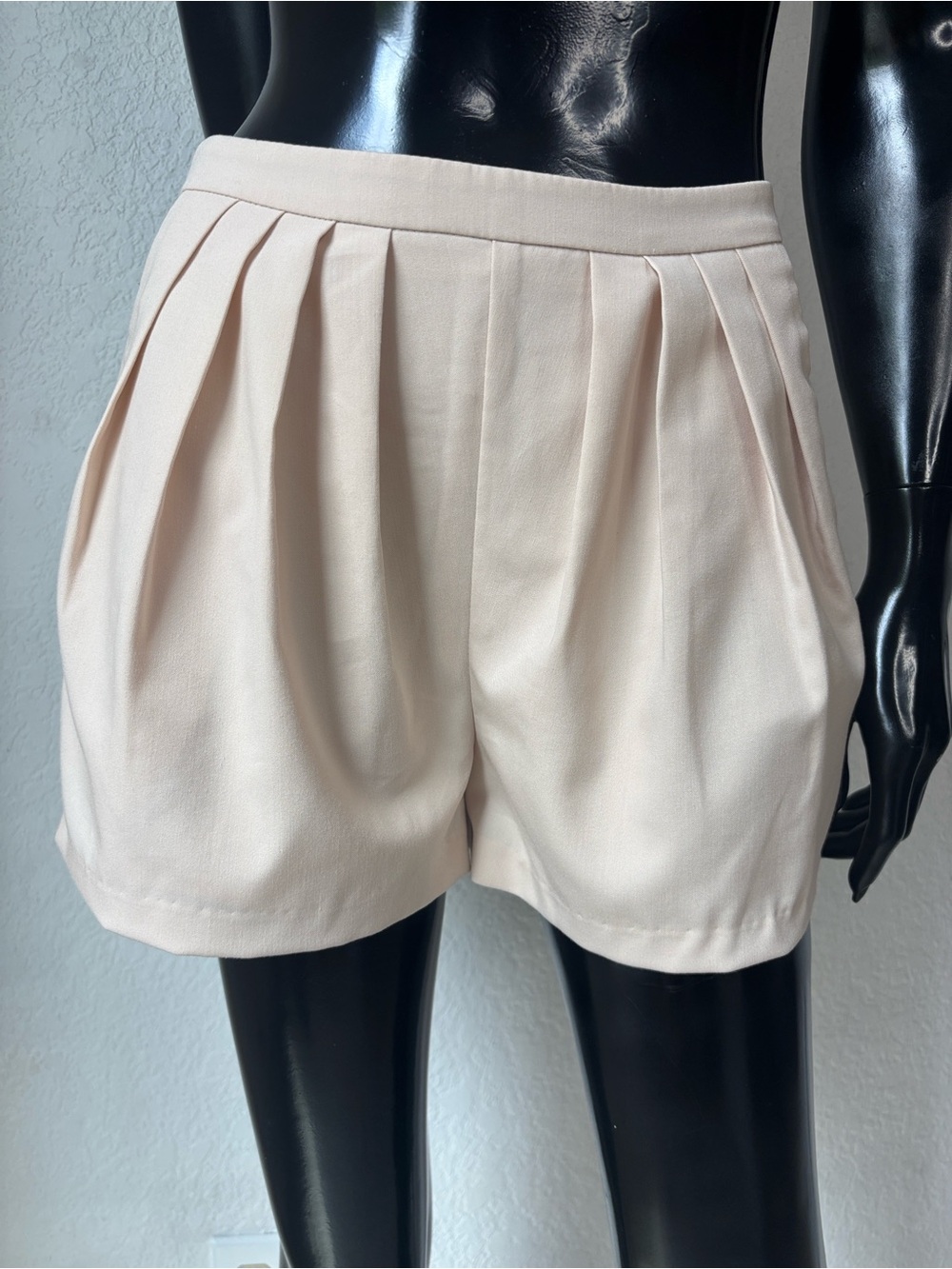 Line & Dot High-Waist Pleated Shorts - Light Cream